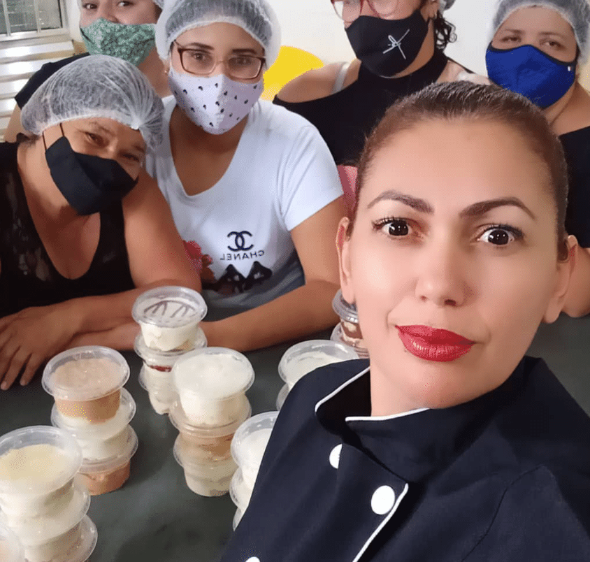 Fazer bolo caseiro para vender  Escola de bolo, Bolo, Bolos de