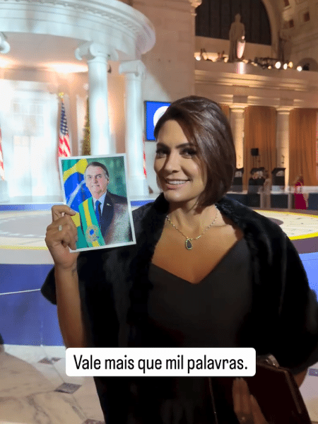 Após entrar na posse Michelle leva foto de Bolsonaro a baile de Trump