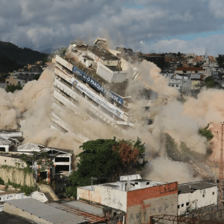 Moradores desocupam fábrica no Complexo do Alemão na zona norte do Rio