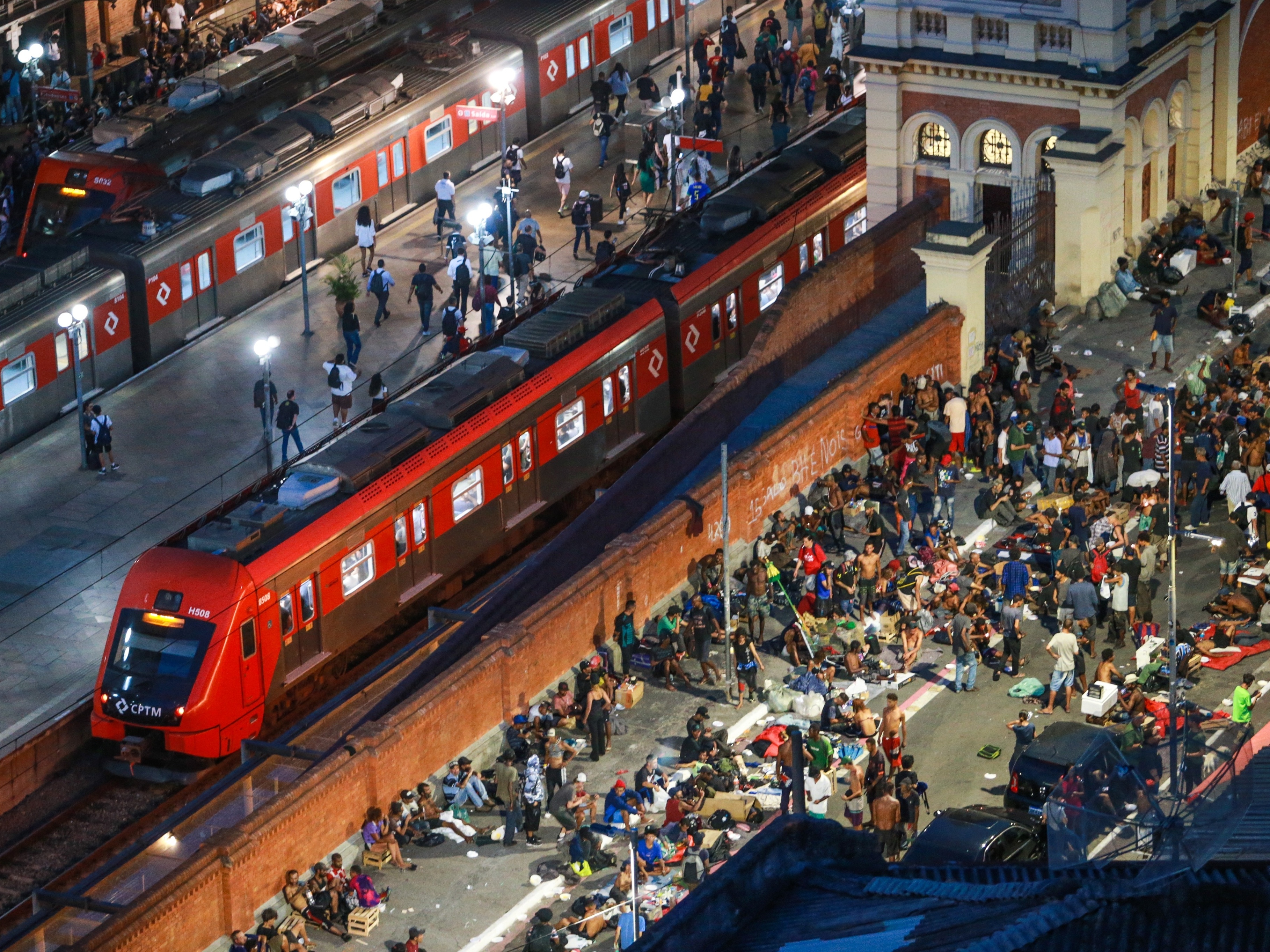 Cracolândia ocupa rua da estação Luz do metrô de SP
