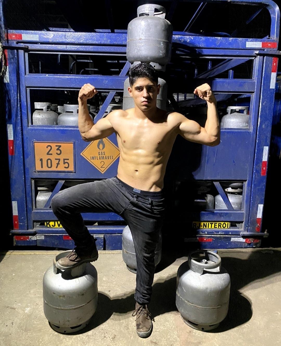 Homem do Gás: jovem viraliza com arremessos de botijões