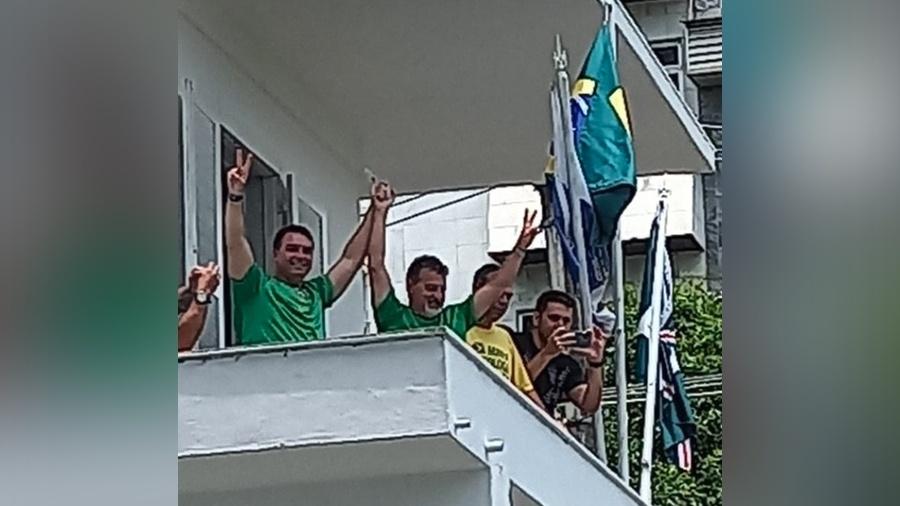 Andando a passos lentos, caso Flávio Bolsonaro é reaberto com novo