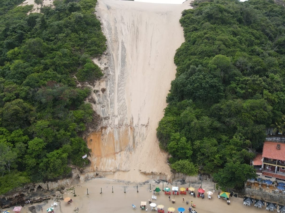 Deslizamentos ameaçam Morro do Careca, símbolo de Natal