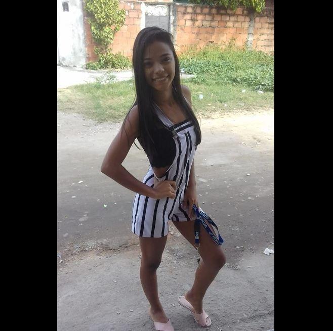 Corpo de menina de 12 anos morta por bala perdida é enterrado