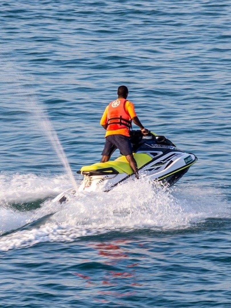 Homem pula no mar durante roubo de moto aquática no Guarujá