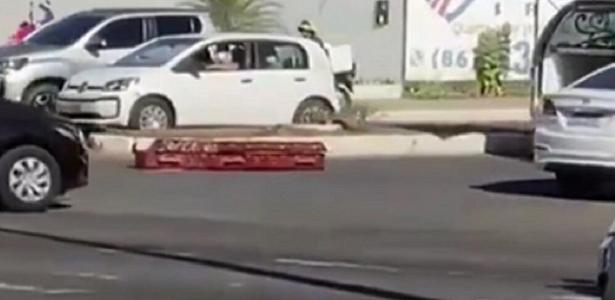 Caixão corpo cai de carro funerário no meio da rua no Piauí vídeo