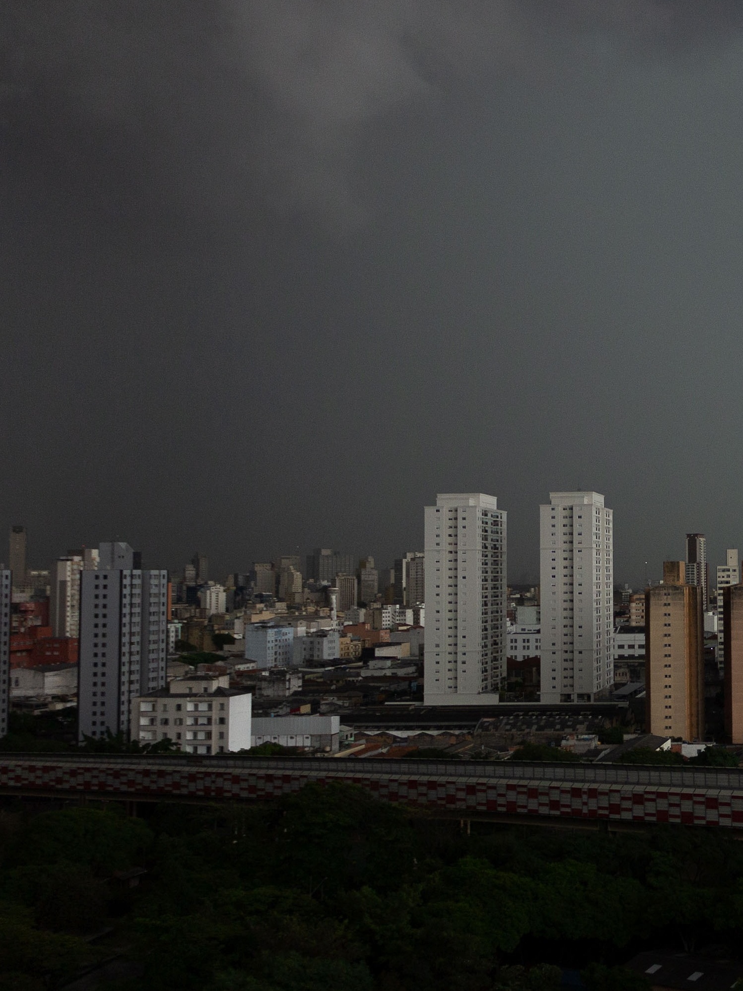 Sem luz há quase uma semana, população de municípios do RJ