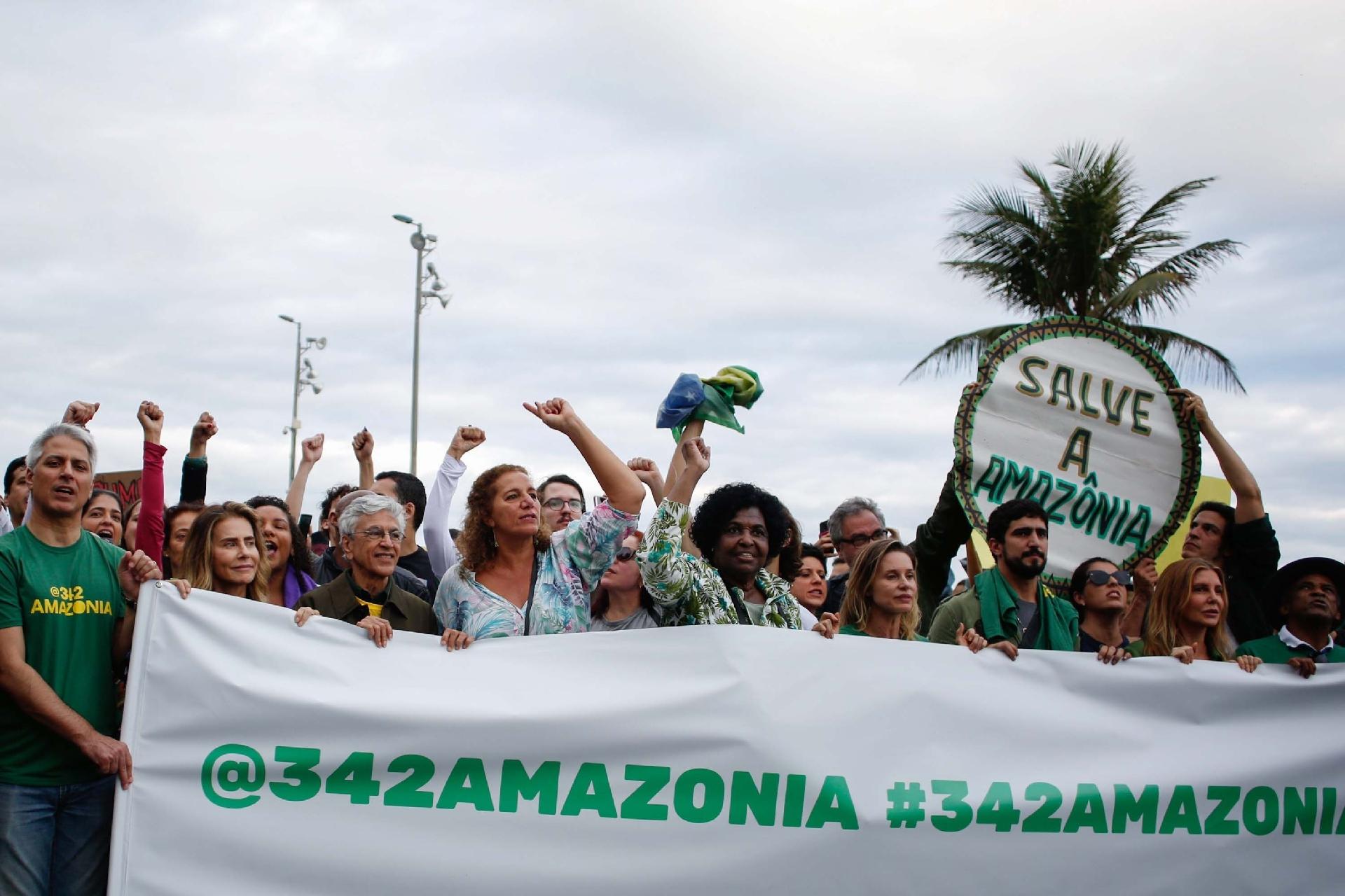 Fotos Famosos Se Re Nem Em Protesto Pela Amaz Nia Na Praia De Ipanema