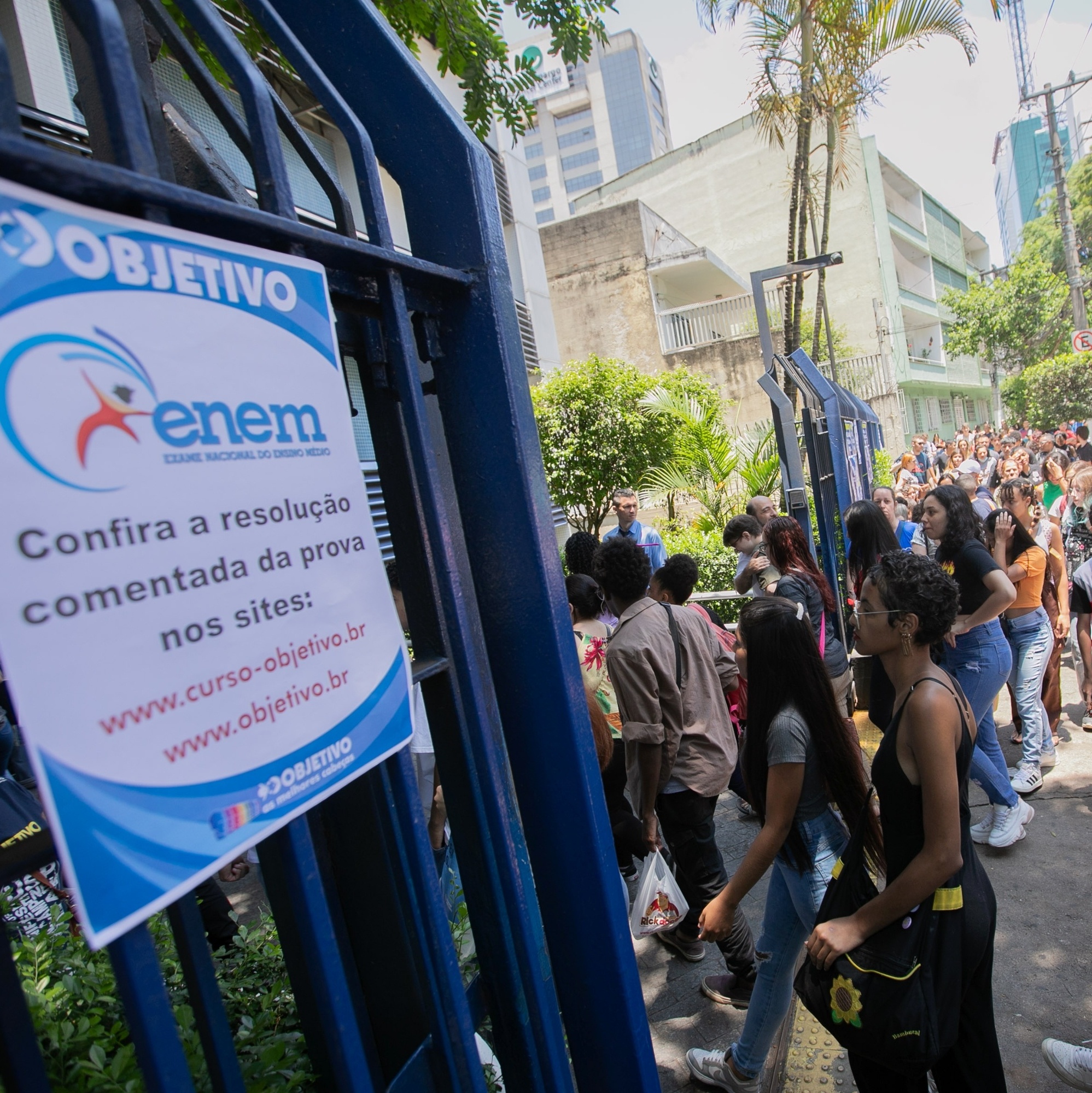 Segundo dia de Enem tem menor movimento de candidatos em Salvador
