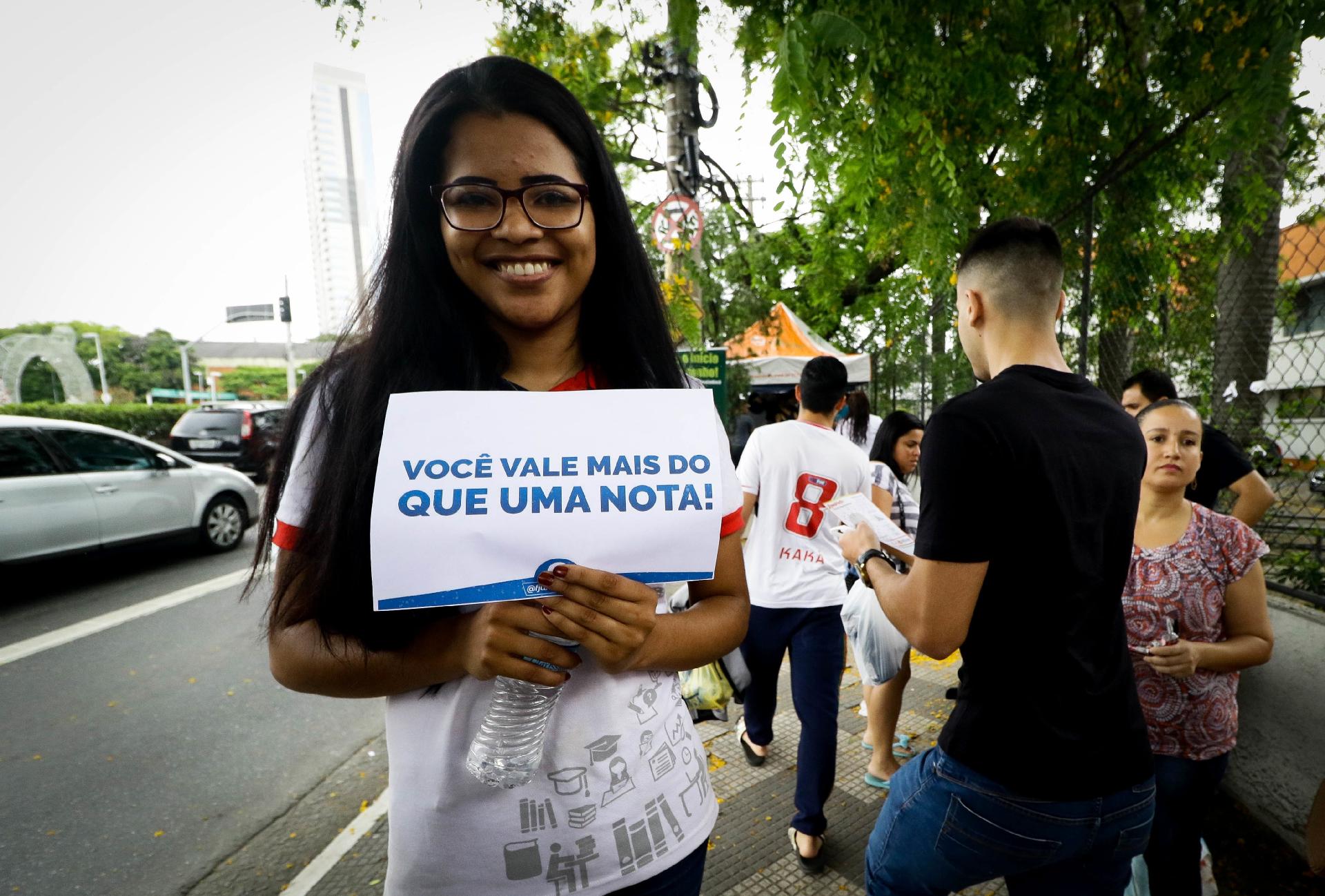 Foto da prova do Enem vaza na web MEC diz que PF buscará o responsável