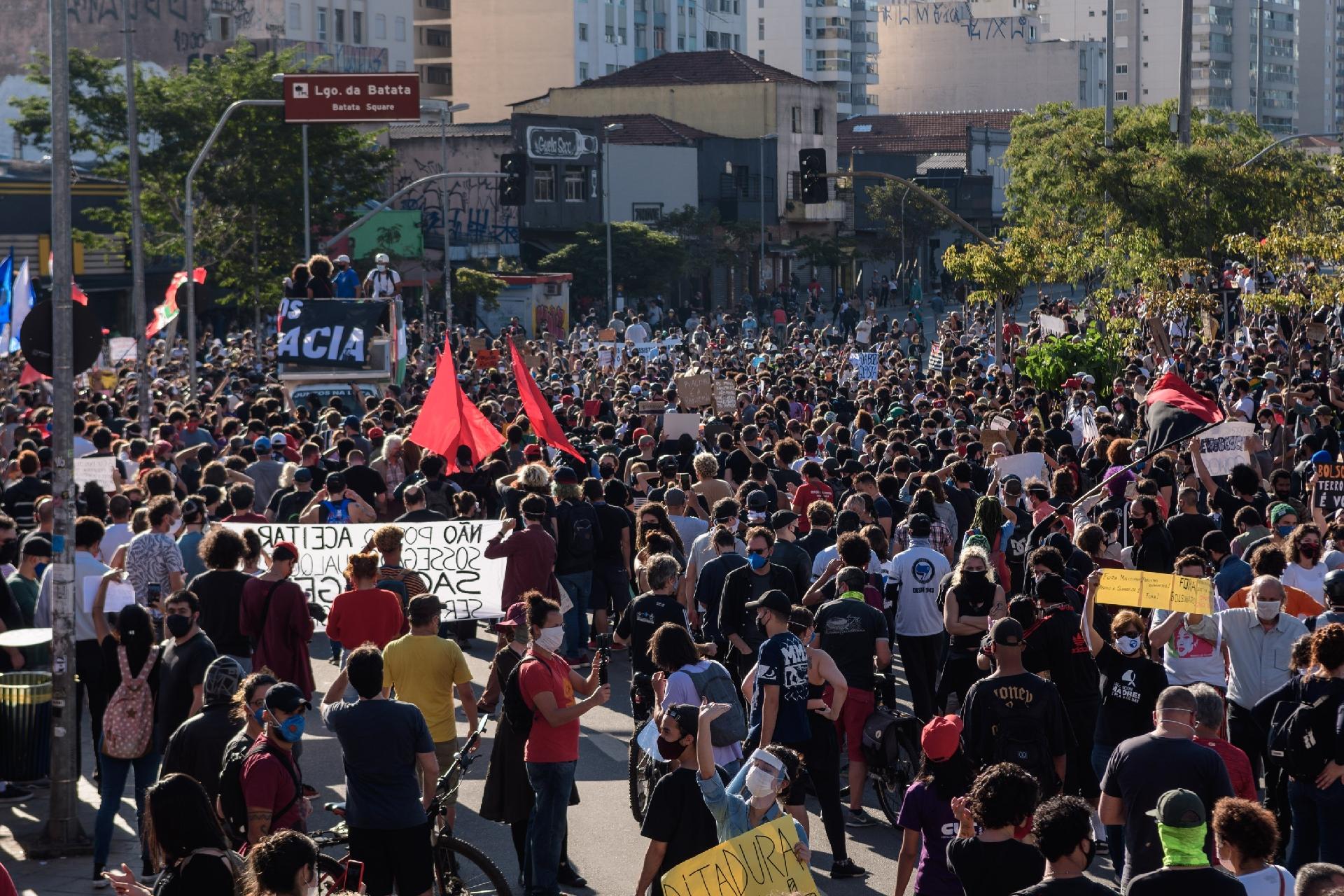 Grupos Se Dividem E Manifestantes Protestam Contra Bolsonaro Na