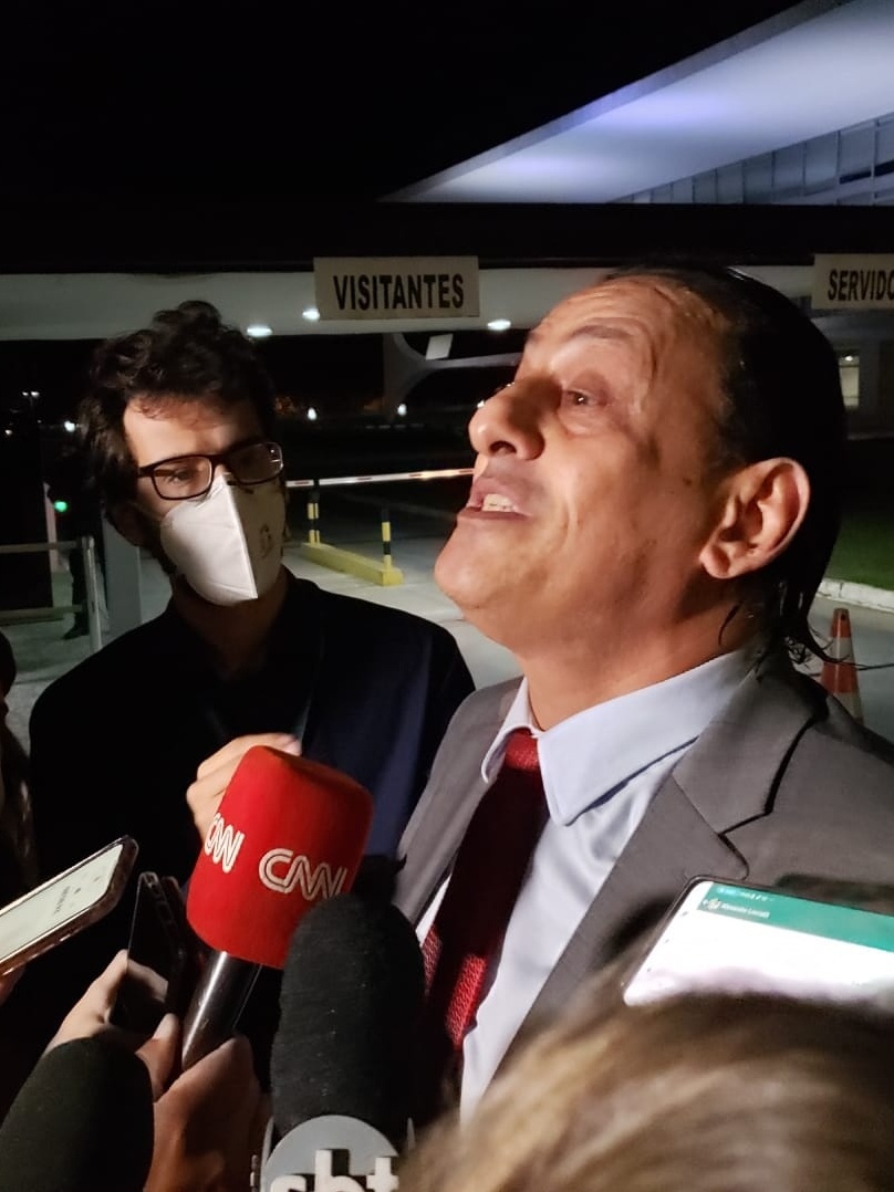 VÍDEO: Flávio Bolsonaro é flagrado fumando vaper na Sapucaí