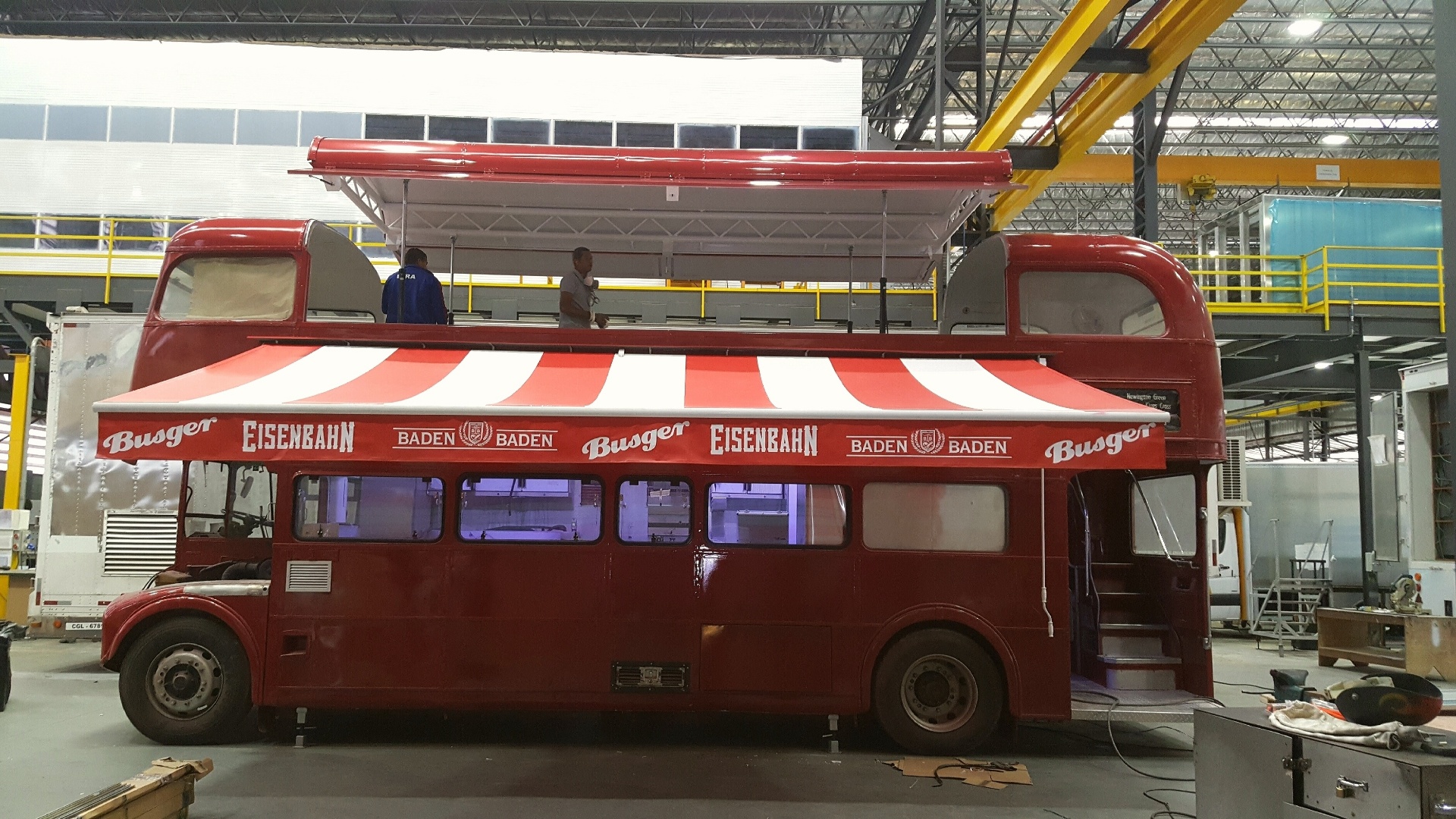 Conheça food truck feito em ônibus - Fotos - UOL Economia