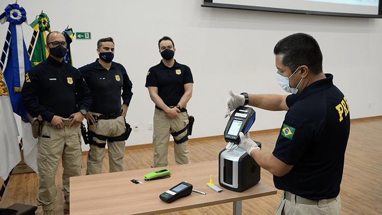 Etilômetro testado ao vivo em repórter detecta álcool em ambiente