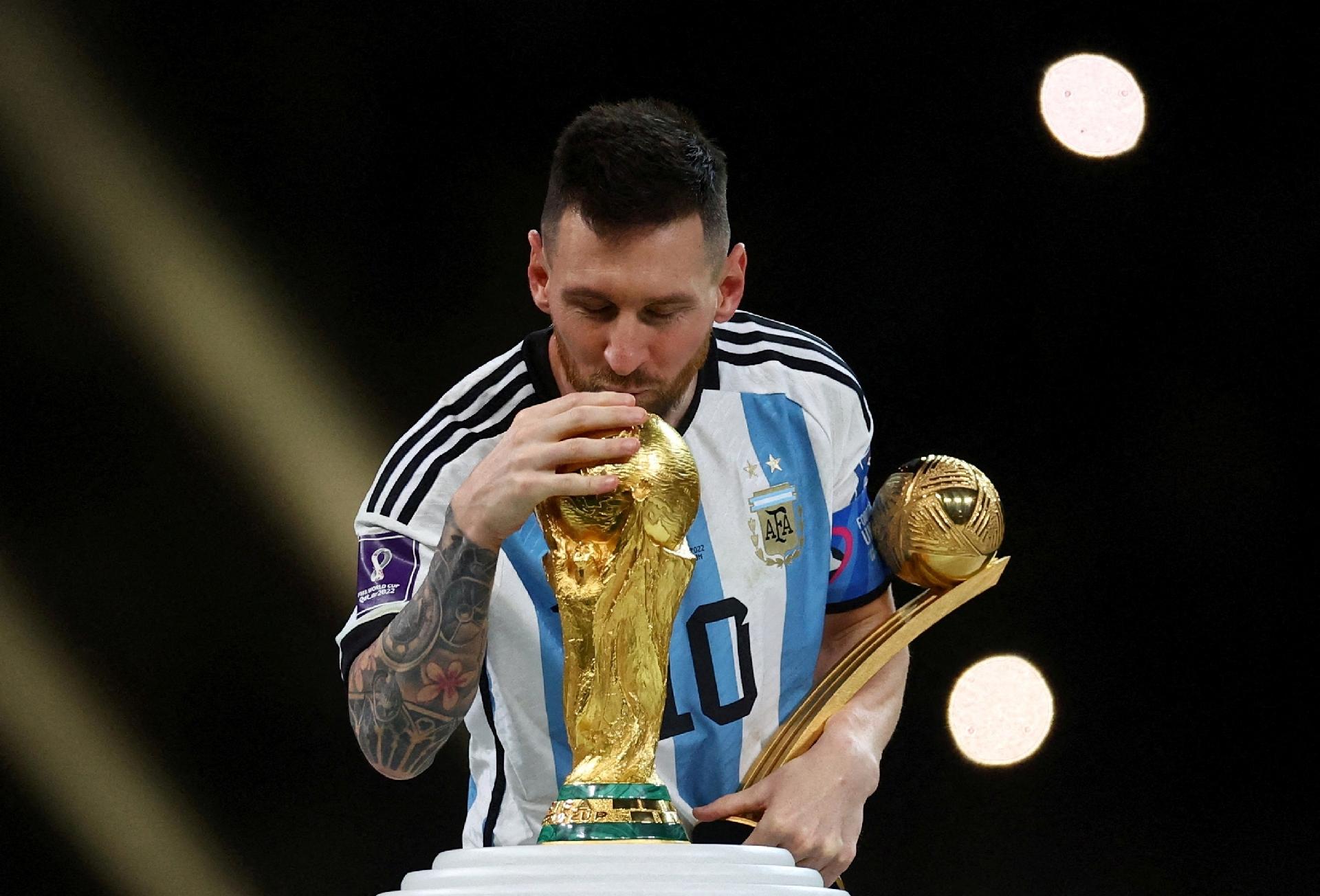 Globoesporte.com > Futebol Internacional > Campeonato Espanhol - NOTÍCIAS -  Messi recebe a Bola de Ouro