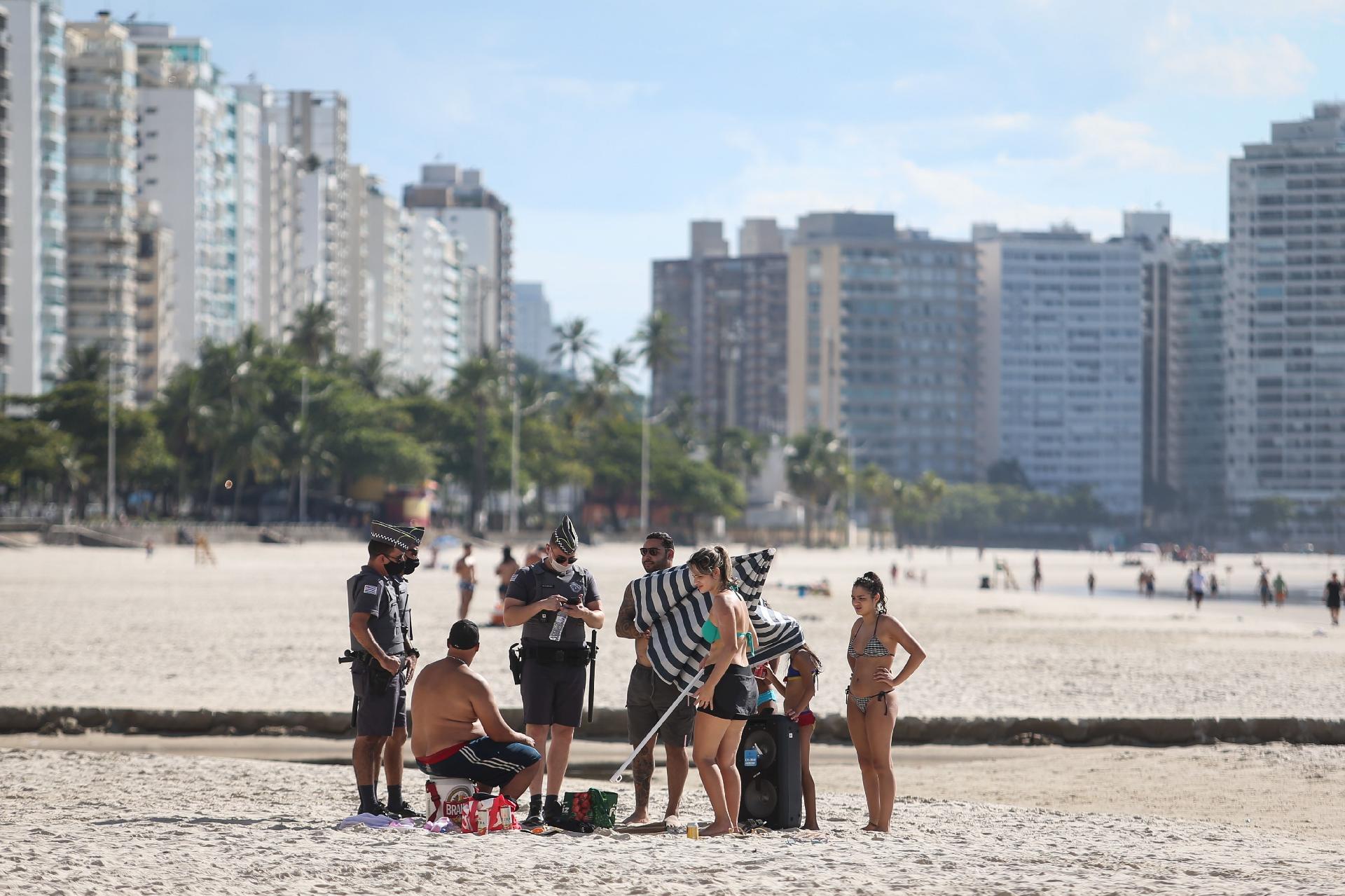 Último dia do ano tem praias fechadas e outras lotadas pelo Brasil 31