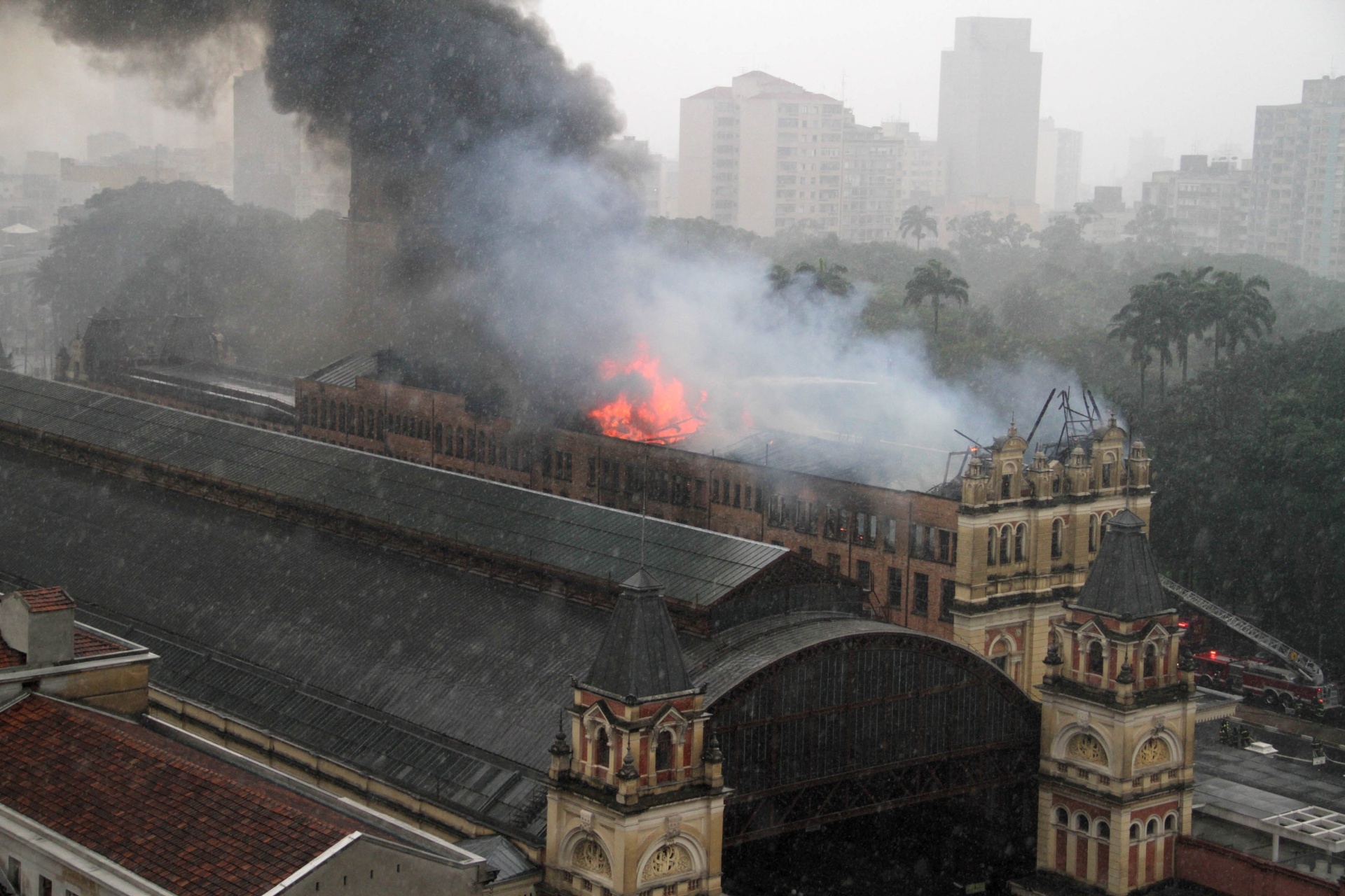 Fotos Incêndio atinge o Museu da Língua Portuguesa, em São Paulo 21/12/2015 UOL Notícias Fotos Incêndio atinge o Museu da Língua Portuguesa, em São Paulo 21/12/2015 UOL Notícias