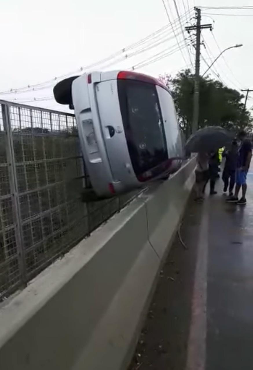 Carro fica pendurado em grade de proteção de viaduto no interior de SP -  24/10/2020 - UOL Notícias