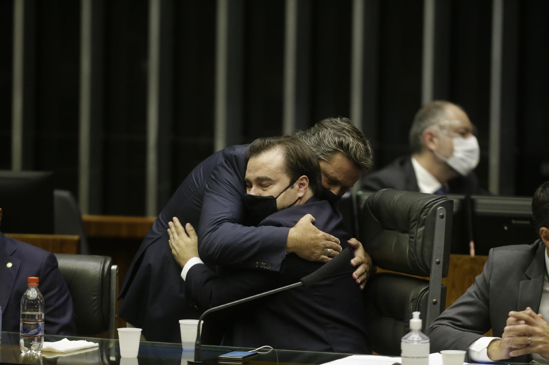 Eleições da Câmara Maia chora no último discurso como presidente