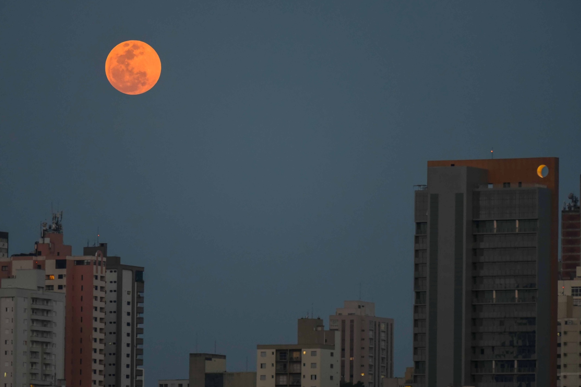 Fotos: Eclipse Da Superlua é Visto Pelo Mundo - 27/09/2015 - UOL Notícias