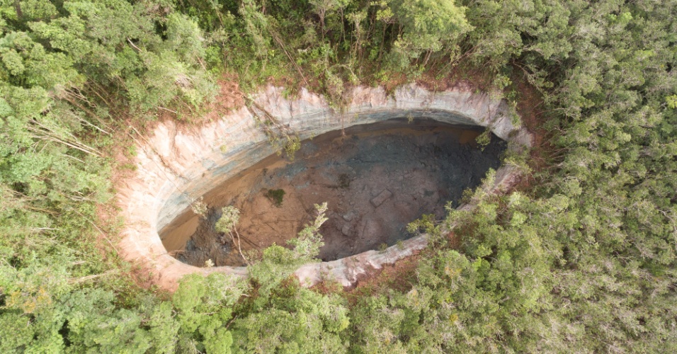 Cratera De Quase 50 Metros De Profundidade Se Abre Na Bahia Brasil