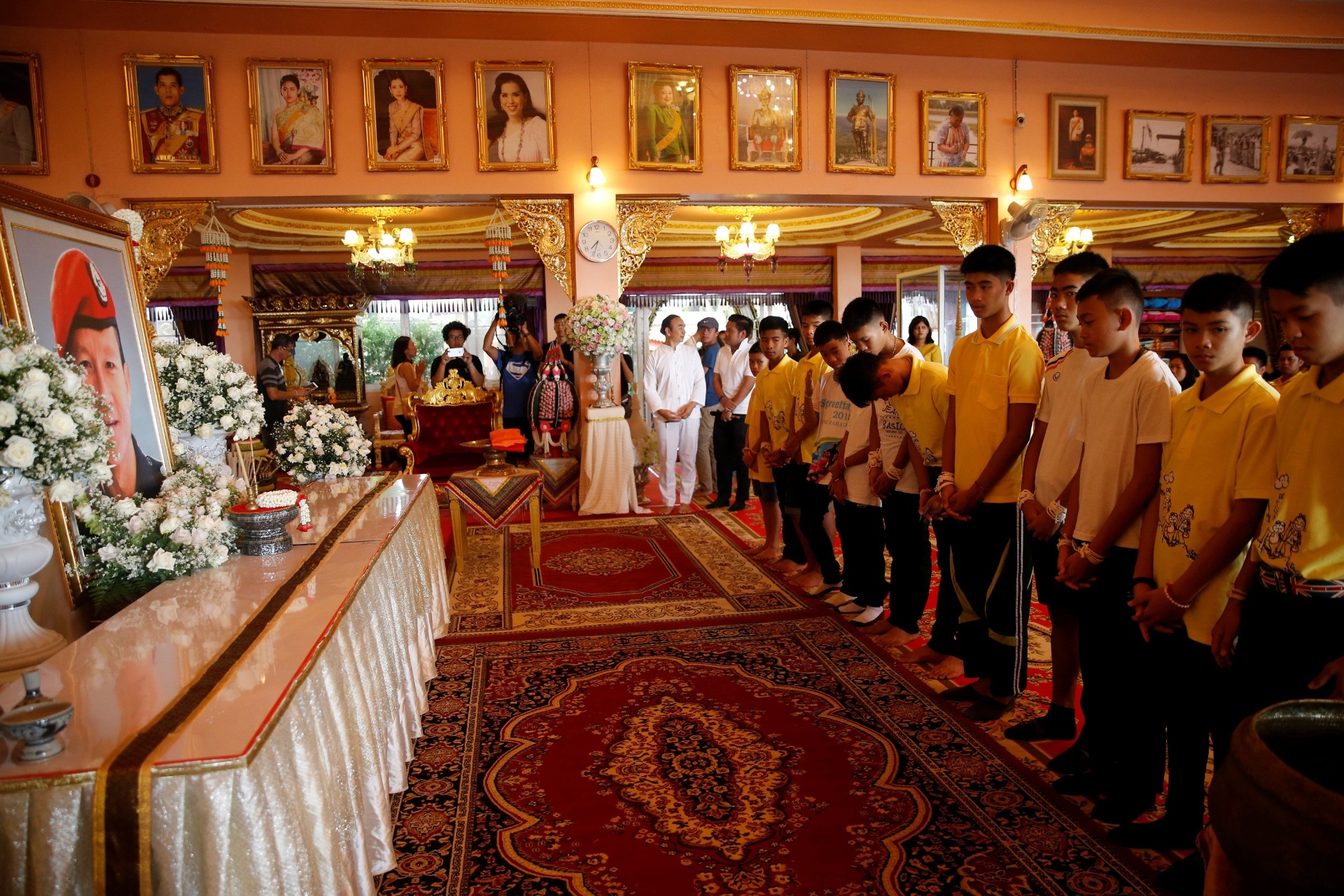 Resultado de imagem para 'Javalis Selvagens' da TailÃ¢ndia visitam templo para agradecer recuperaÃ§Ã£o