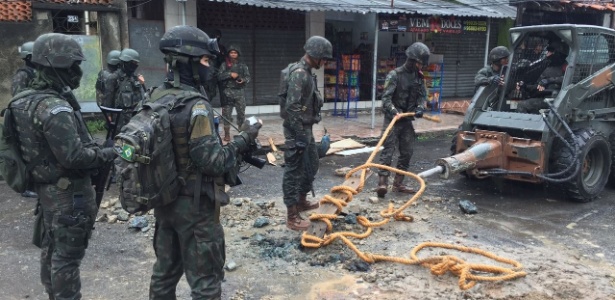 Resultado de imagem para exército removendo barricadas na vila kennedy