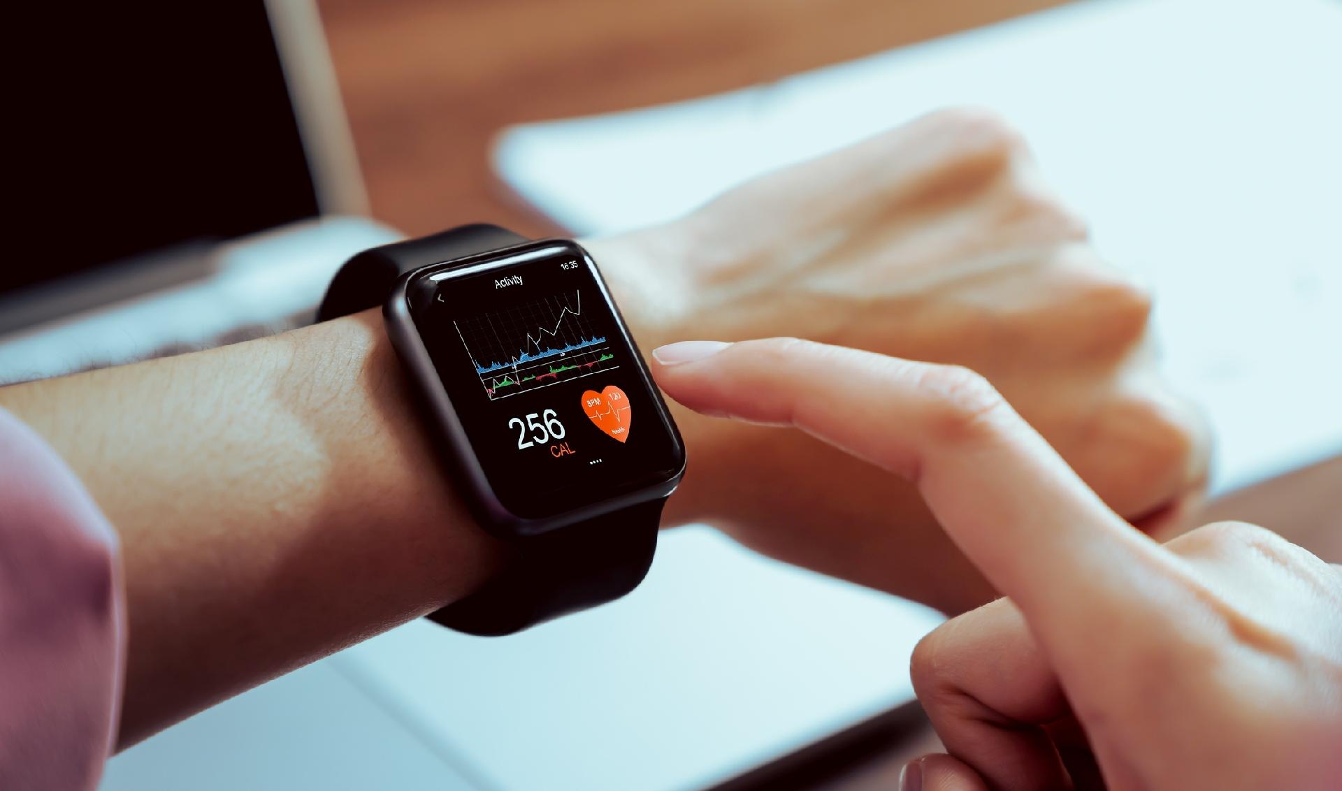 Homem ostenta um smartwatch o cara faz flexões no estádio um aplicativo  para monitoramento de batimentos cardíacos em um relógio inteligente queima  de gordura para perda de peso o atleta tem pulso