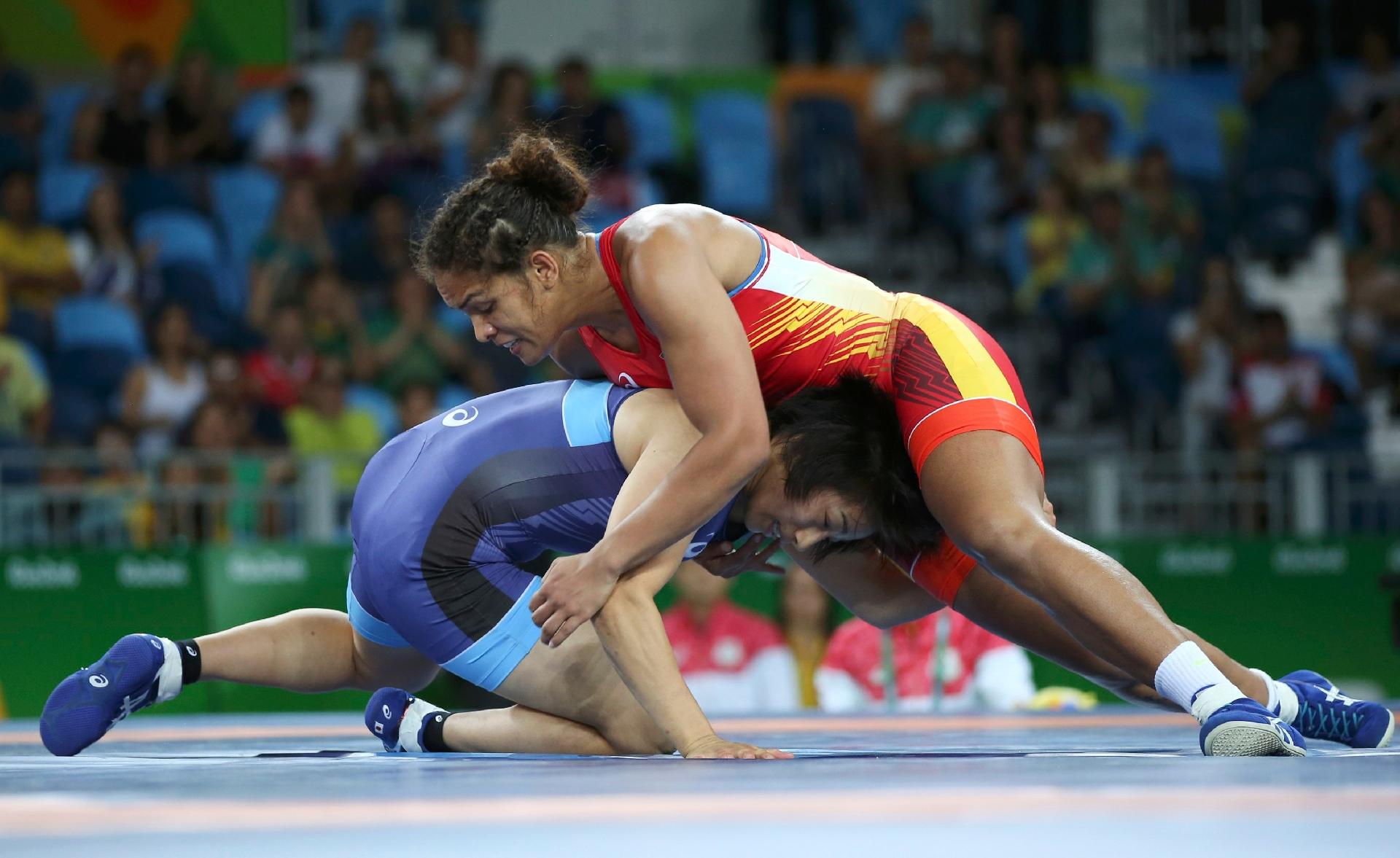 Aline Silva vence japonesa e vai às quartas de final na luta livre