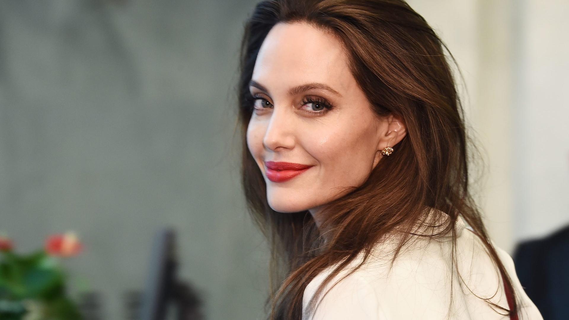 Angelina Jolie diz que gosta do caos de ter 6 filhos em casa na quarentena