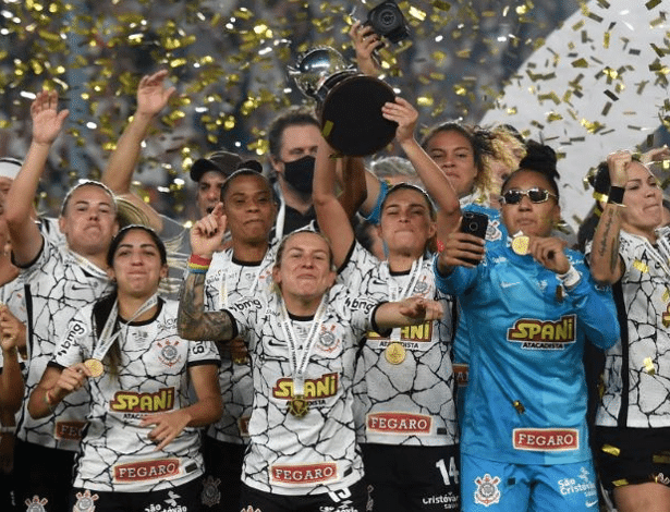 Fifa coloca em projeto limitar idade do futebol feminino nas