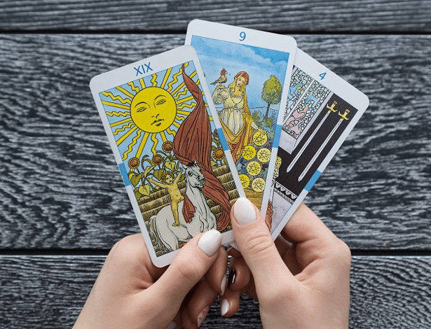 Escolha uma das 3 cartas - Tarot Online Grátis