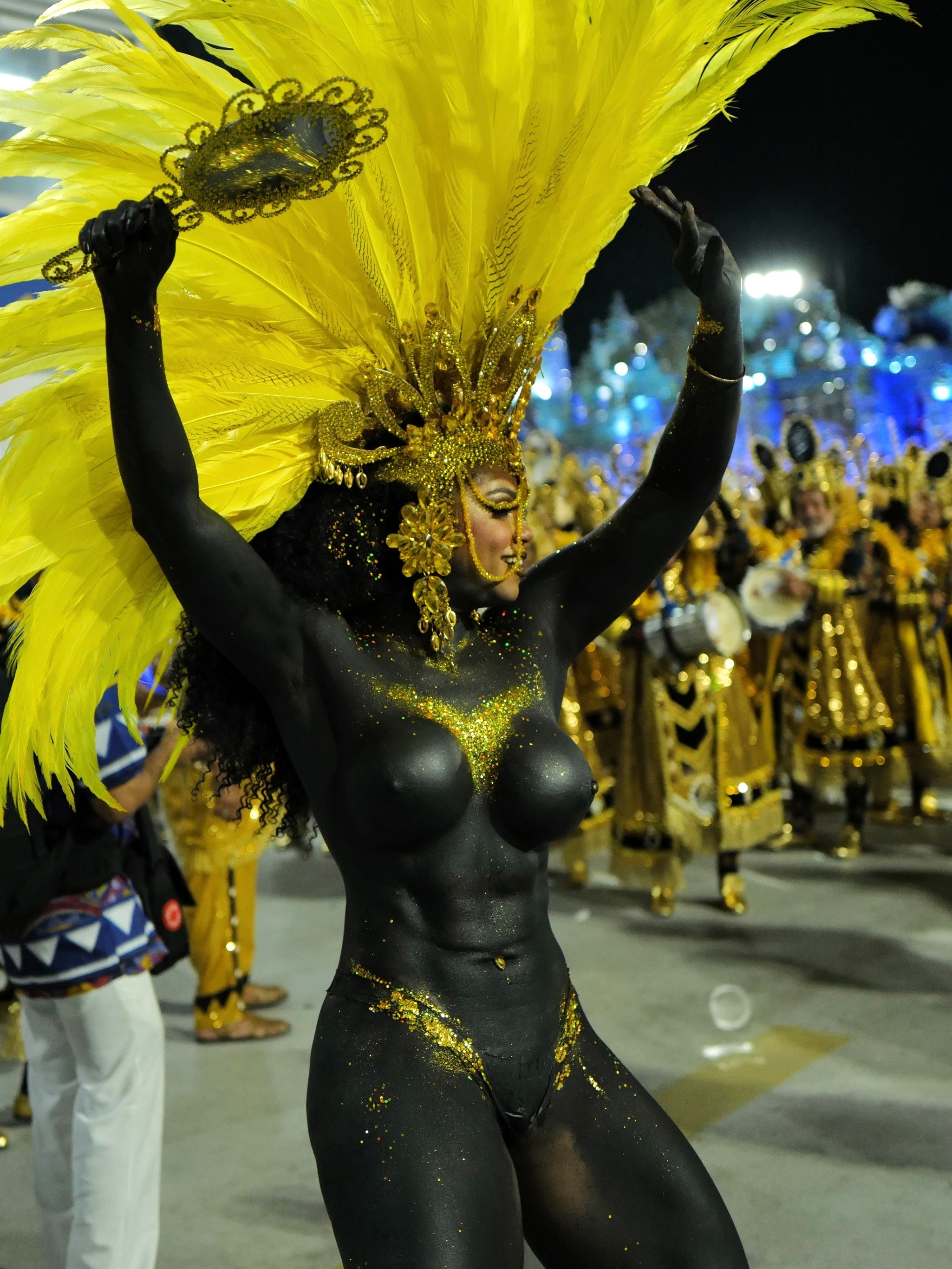 Portela enaltace o poder da mulher negra em desfile; veja fotos