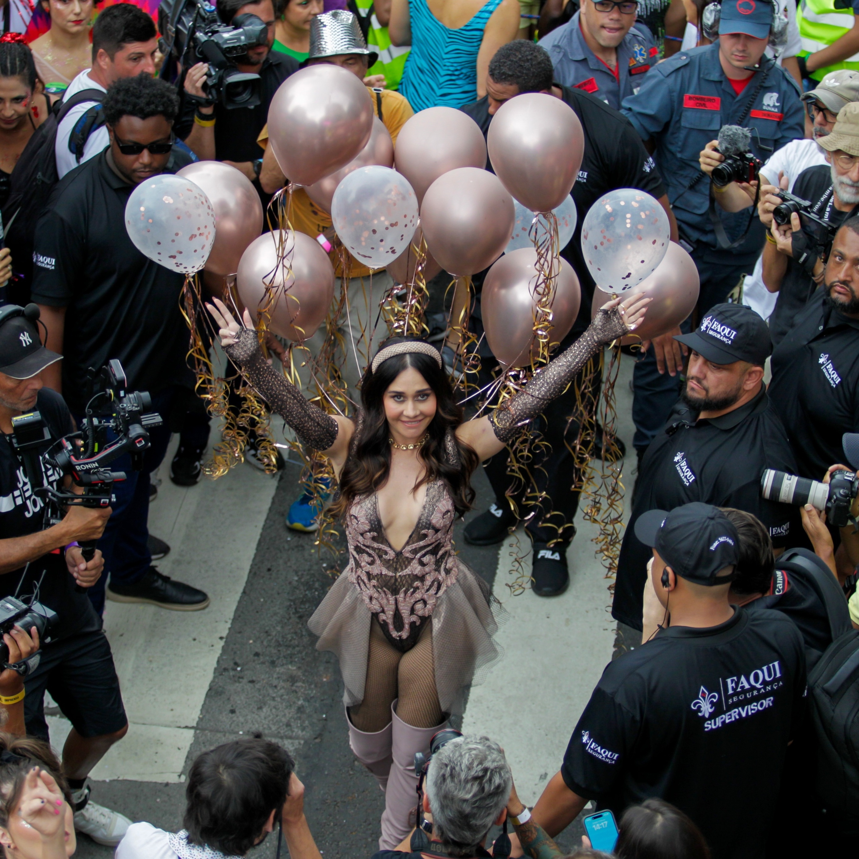 Alessandra Negrini usa body sensual no desfile do Baixo Augusta