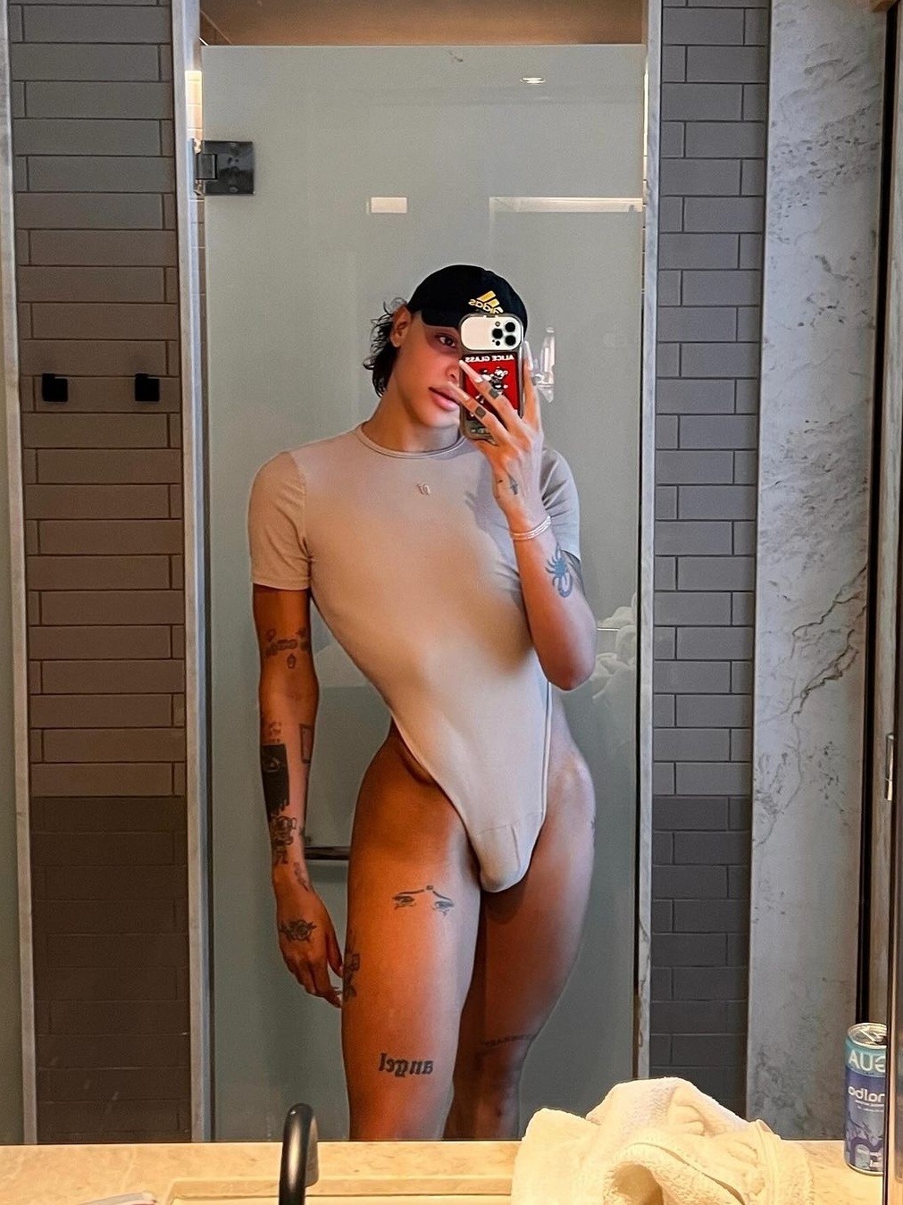 Pabllo Vittar mostra volume em foto de maiô