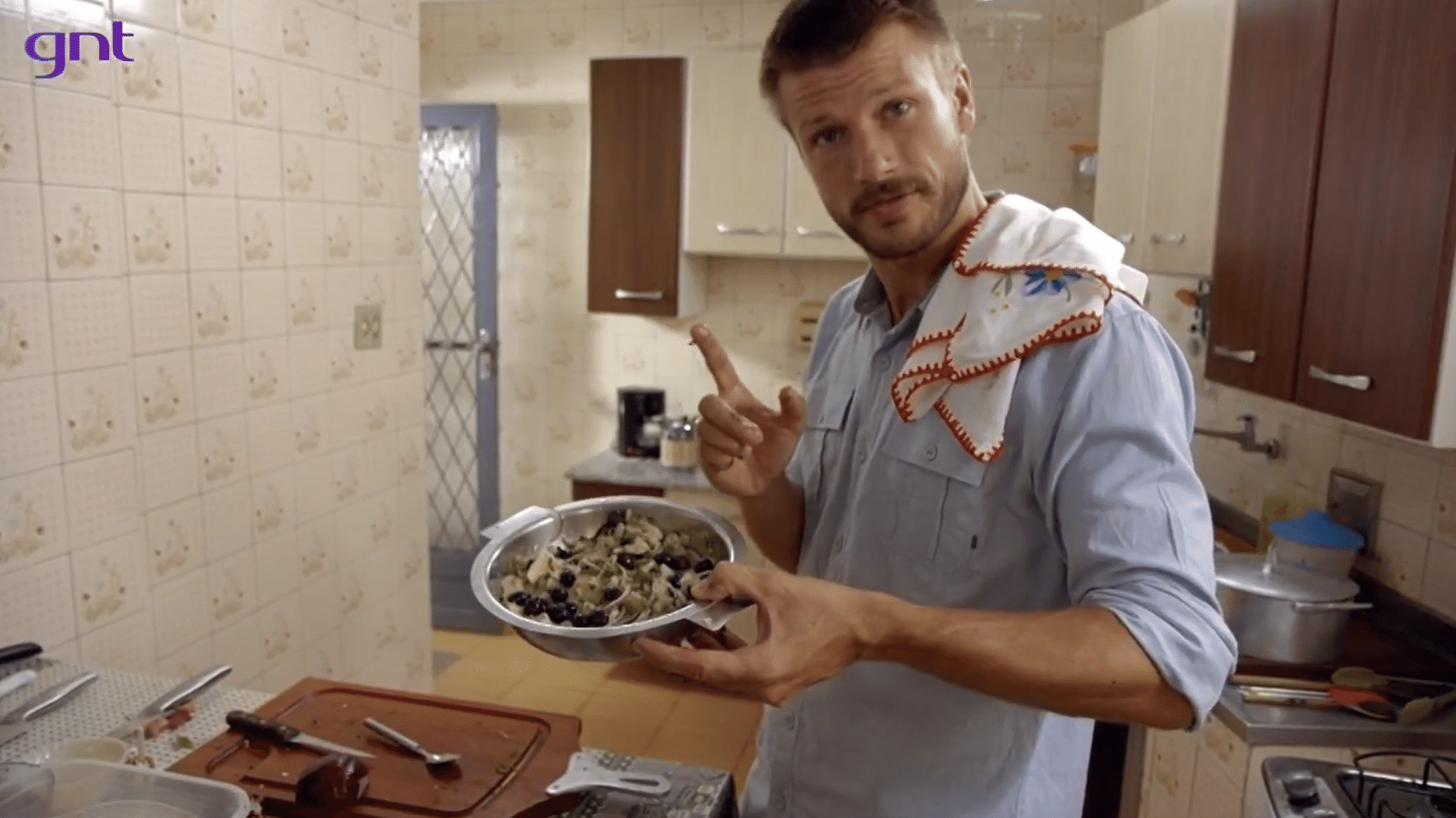 Rodrigo Hilbert faz punheta de bacalhau e rende piadas no Twitter