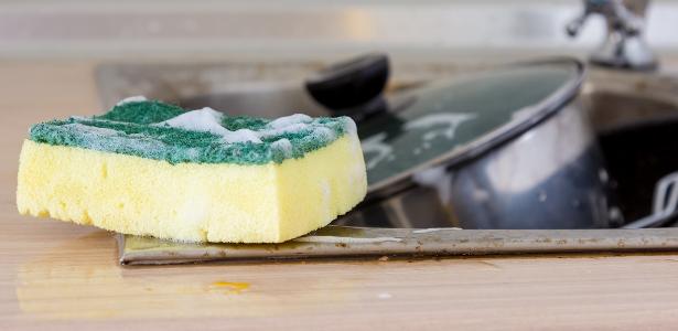 10 milhões de bactérias por m² | Esponja de lavar louça é o item mais sujo da casa; veja como limpar a sua