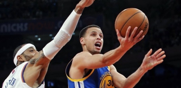 Stephen Curry arremessa para os Warriors, na partida em que anotou 54 pontos - REUTERS/Ray Stubblebine