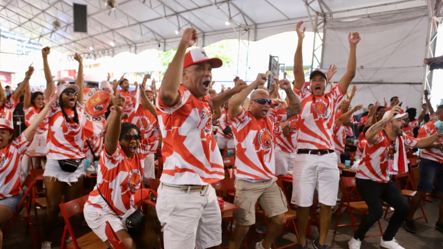 Integrantes da Unidos do Viradouro comemoram pontuação apuração das escolas de samba do RJ