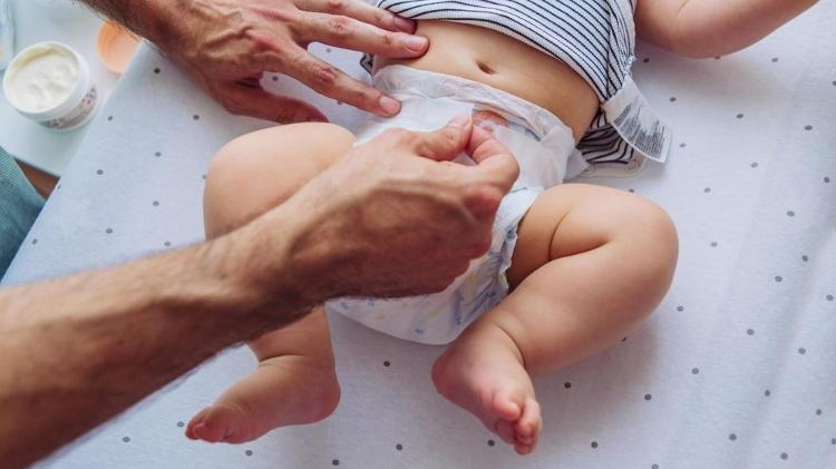 Pais devem estar atentos a mudanças bruscas na cor e consistência das fezes dos bebês Pais devem estar atentos a mudanças bruscas na cor e consistência das fezes dos bebês