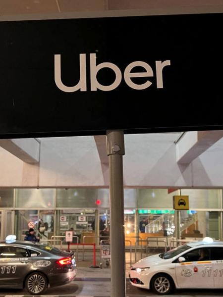 Placa com logo da Uber