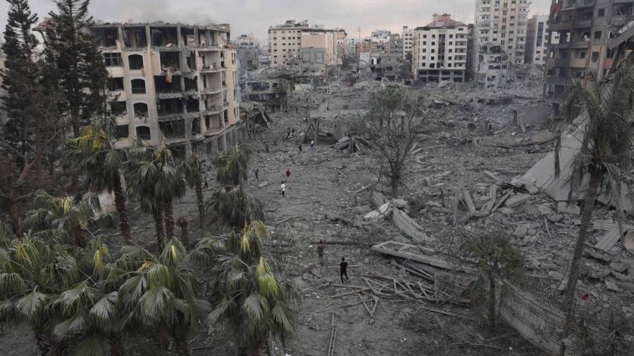 Palestinos verificam a destruição em massa no bairro de Rimal, em Gaza, após os ataques aéreos de Israel de 10 de outubro