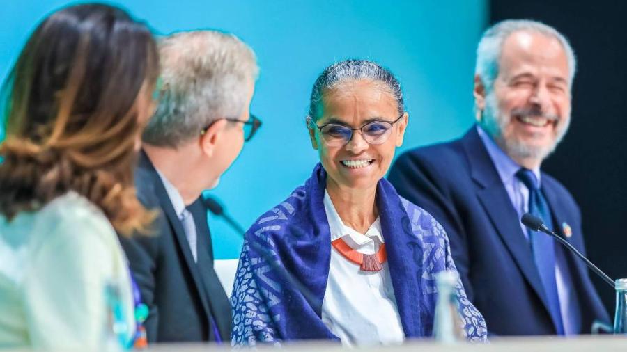 Ministra Marina Silva ao lado do embaixador André Corrêa do Lago em sessão da COP28, que formalizou o Brasil como sede da COP30