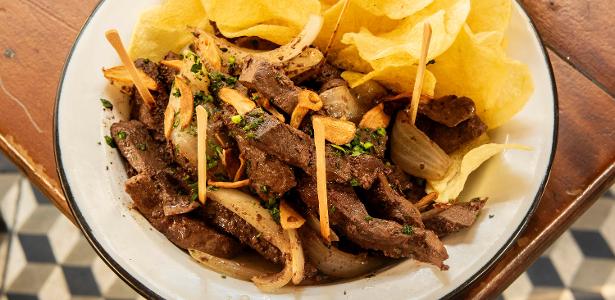 Faça o boteco em casa com uma receita de isca de fígado acebolado