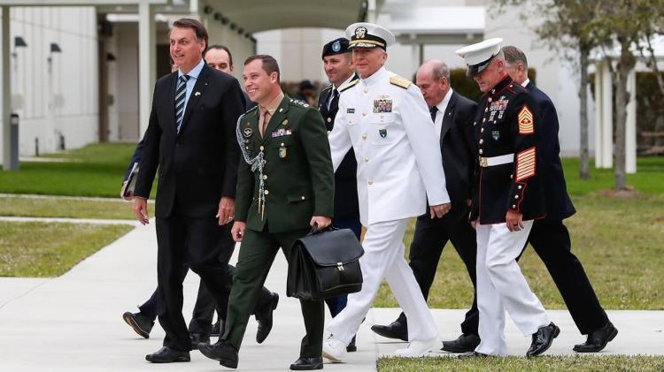 Mauro Cid (in a green uniform) walks alongside Bolsonaro on a trip to the USA - Alan Santos/Presidency of the Republic - Alan Santos/Presidency of the Republic