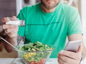 Colocar sal extra na comida aumenta risco de câncer em quase 40%