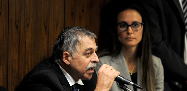 Paulo Roberto Costa, ex-diretor de abastecimento e refino da Petrobras, ao lado de sua advogada, Beatriz Catta Preta - Ruy Baron/Valor