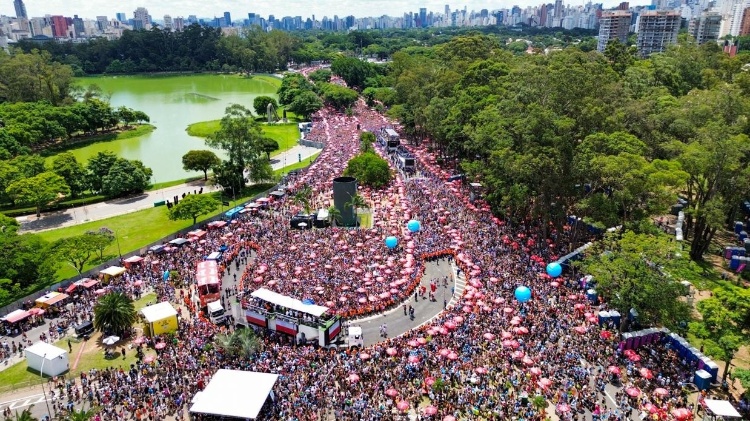 Bloco da Pabllo Vittar e Michel Teló, lotam entorno do Parque do Ibirapuera, em São Paulo