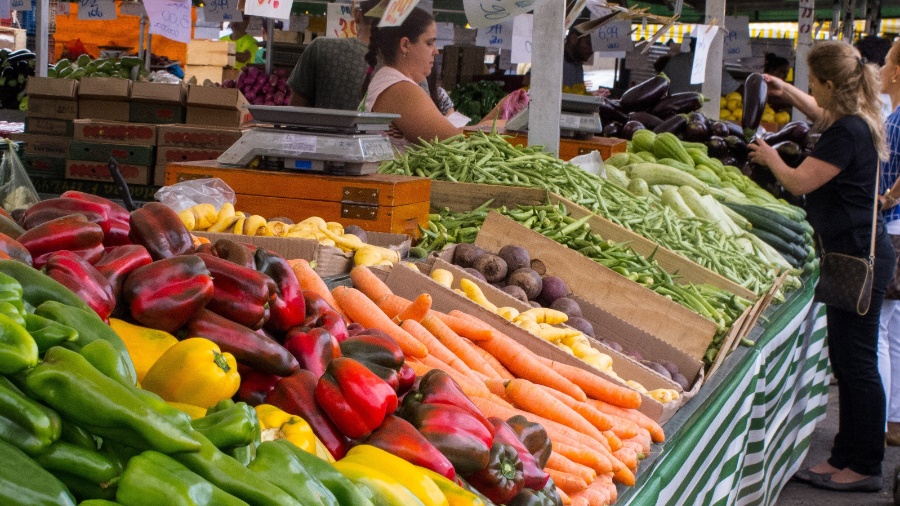 Feira dentro da Ceagesp, maior entreposto de distribuição de alimentos da América Latina, que fica em São Paulo; feira livre, frutas, hortifruti