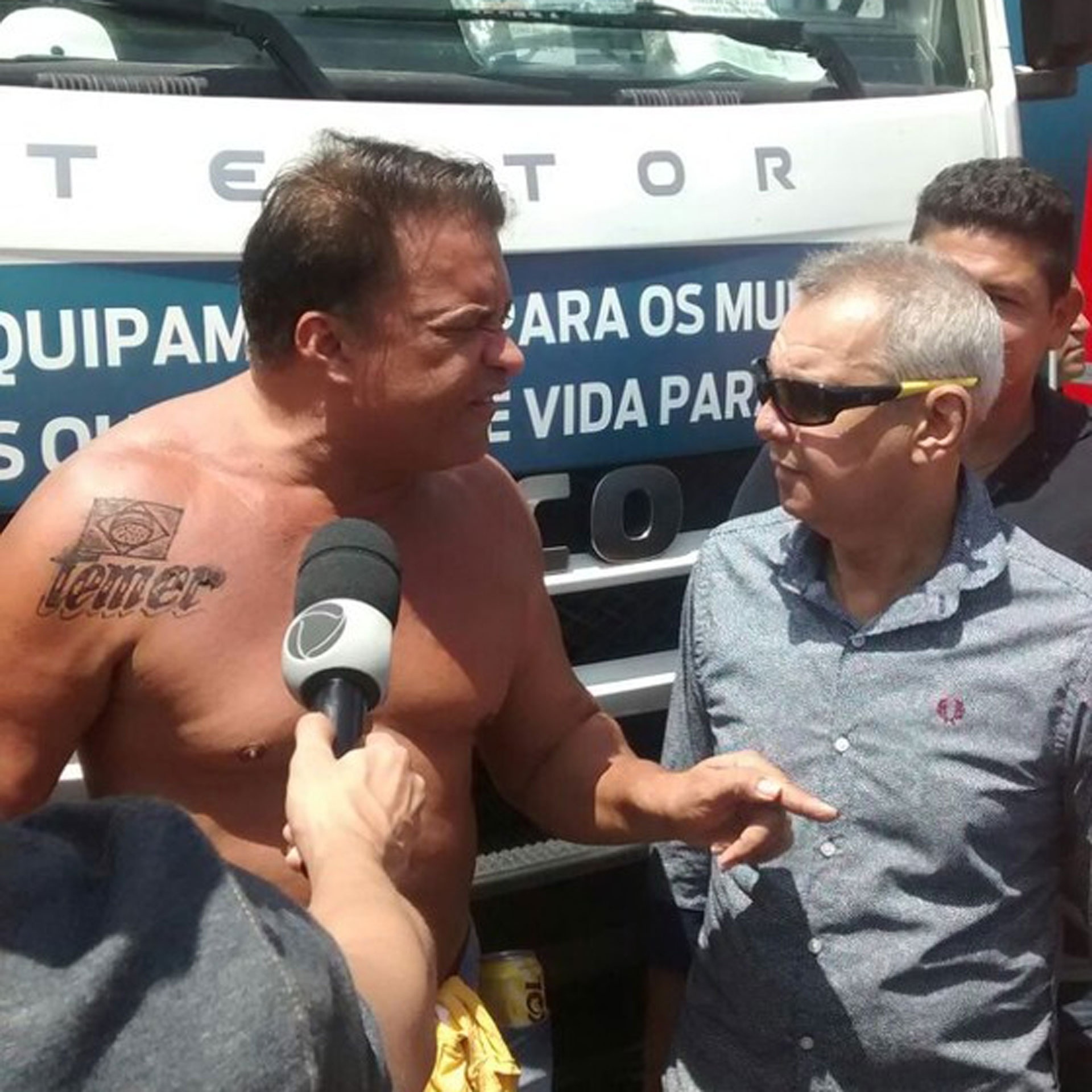 Tatuagem De Deputado Em Homenagem A Temer E De Hena Acreditam Tatuadores 31 07 2017 Uol Noticias Vantagens pelas quais as tatuagens nas costas fazem tanto sucesso: tatuagem de deputado em homenagem a